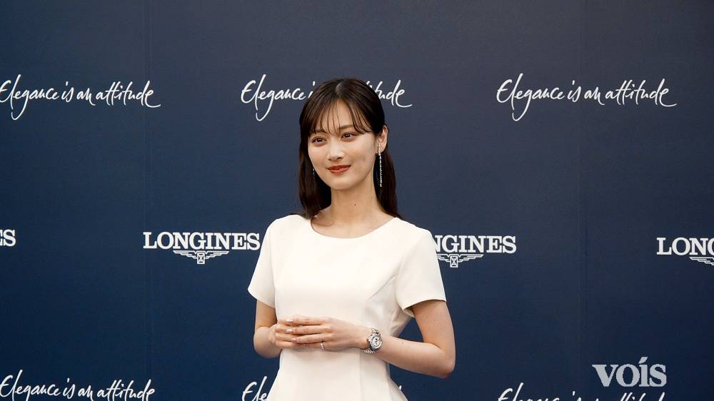 山下美月、白ワンピに58粒のダイヤきらめく高級時計「大人の女性になった気持ち」