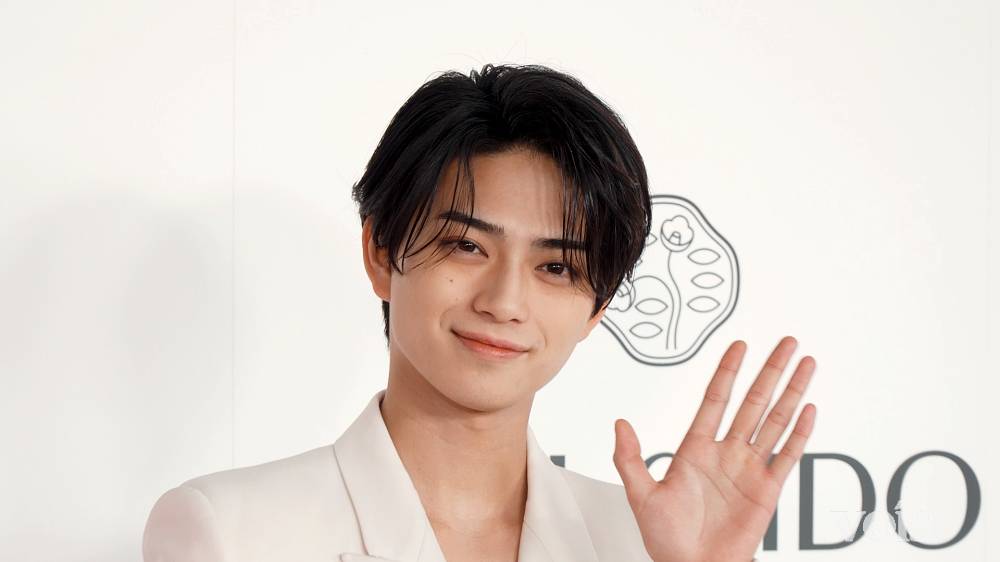 岩瀬洋志、まぶしい！白のセットアップ　ボディ作りで毎朝「コールドシャワー」