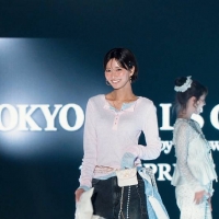 岡崎紗絵、大人な春ルックでランウェイ　キュートにプレゼント投げ