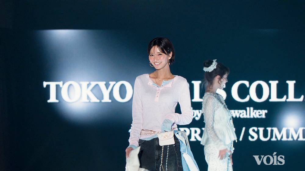 岡崎紗絵、大人な春ルックでランウェイ　キュートにプレゼント投げ