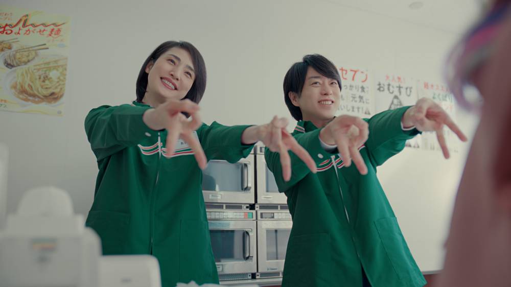 櫻井翔＆天海祐希が「ギャルピース！」エルフ荒川と新CMでノリノリ共演