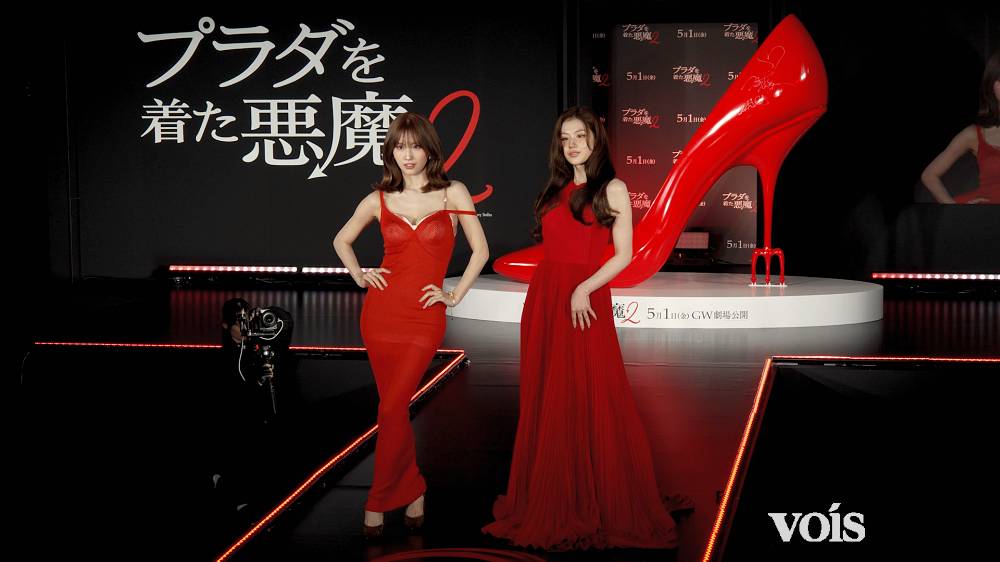 TWICEモモ＆サナ、六本木で美しさ放つ　真紅のドレス姿でレカペ