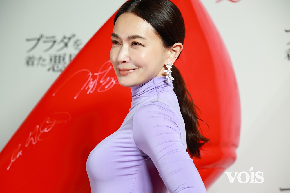 長谷川京子、タイト＆ミニマルなドレス姿で登場　普段とは異なる趣向のスタイルに挑戦