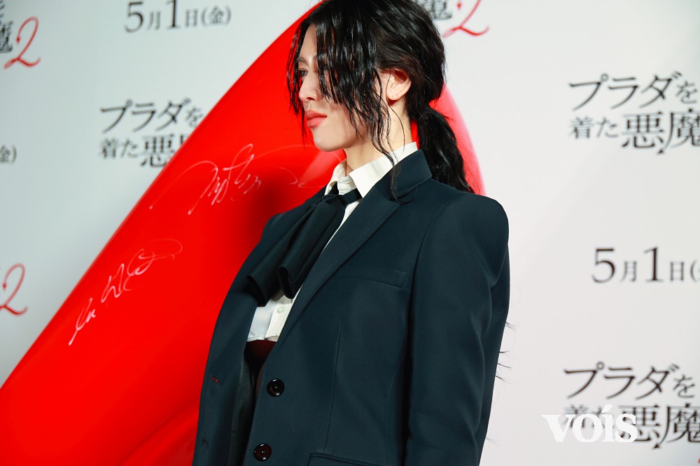 三吉彩花、ショート丈シャツに美腹筋　マニッシュな装いに宿る“柔らかさ”