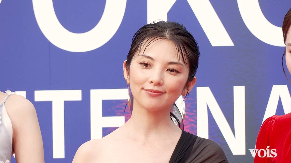 田中麗奈、美しさ際立つワンショルのドレス姿でレカペ