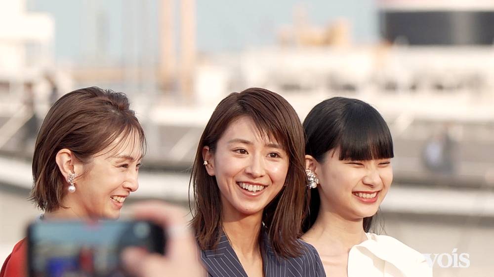 北川景子、夕日に染まり美しさ更に引き立つ　黒島結菜＆山﨑七海らとレカペ