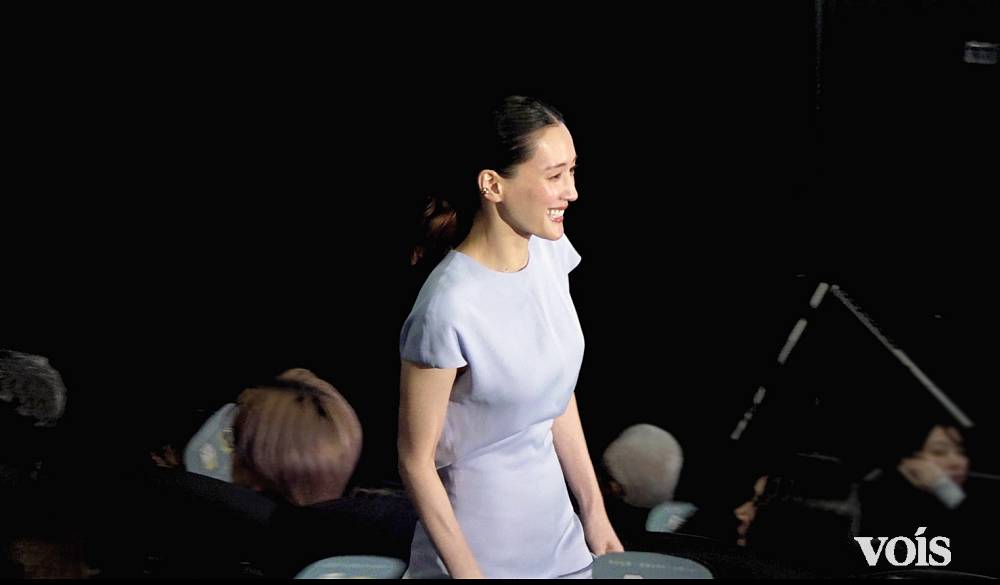 綾瀬はるか、大胆美背中ドレスで客席通路から　千鳥大悟との夫婦役に最初は「ビックリ」