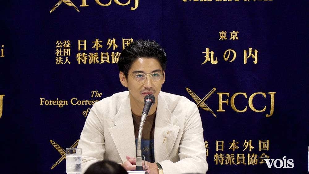 賀来賢人、外国人記者相手に英語ペラペラで受け答え　プロデュース作は「大切な赤ん坊」