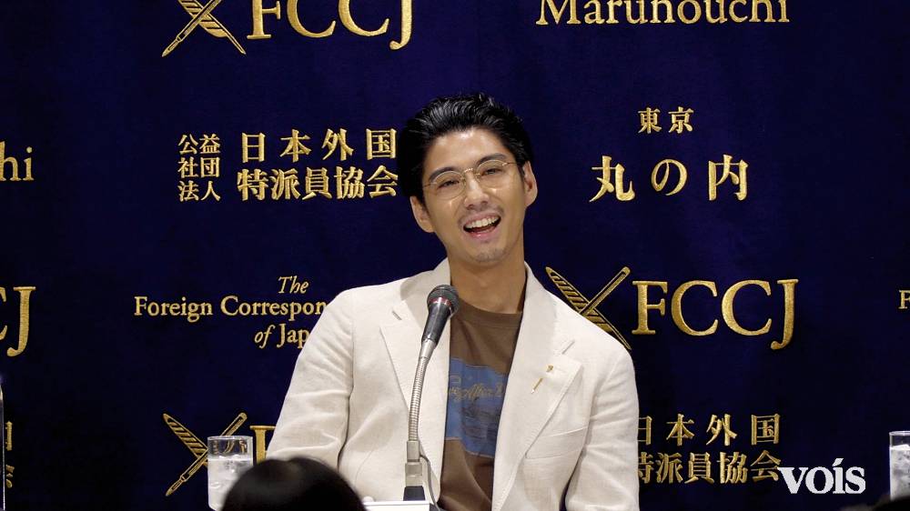 賀来賢人、外国人記者のハプニングにも英語で対応　英語ペラペラ会見