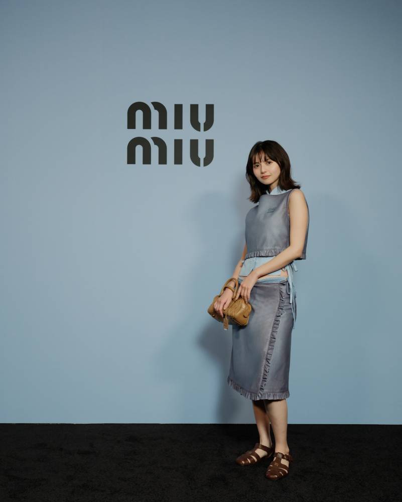 齋藤飛鳥、ローライズスカートで美ウエストちらみせ　シャープなレイヤードルック
