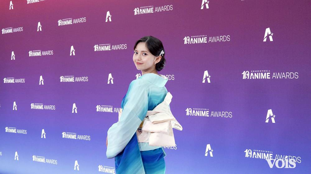 齋藤飛鳥、色鮮やか着物姿でオレンジカーペット　アニメの祭典でプレゼンター
