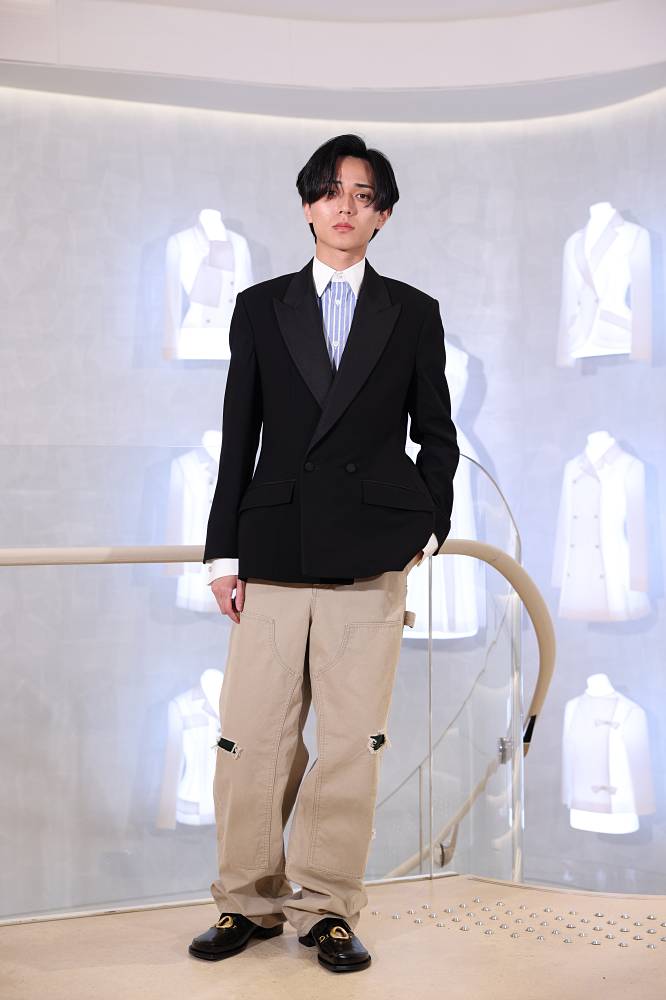 キンプリ永瀬廉、遊び心あるスタイリングで登場「思い出の地にDiorが出来て運命を感じる」