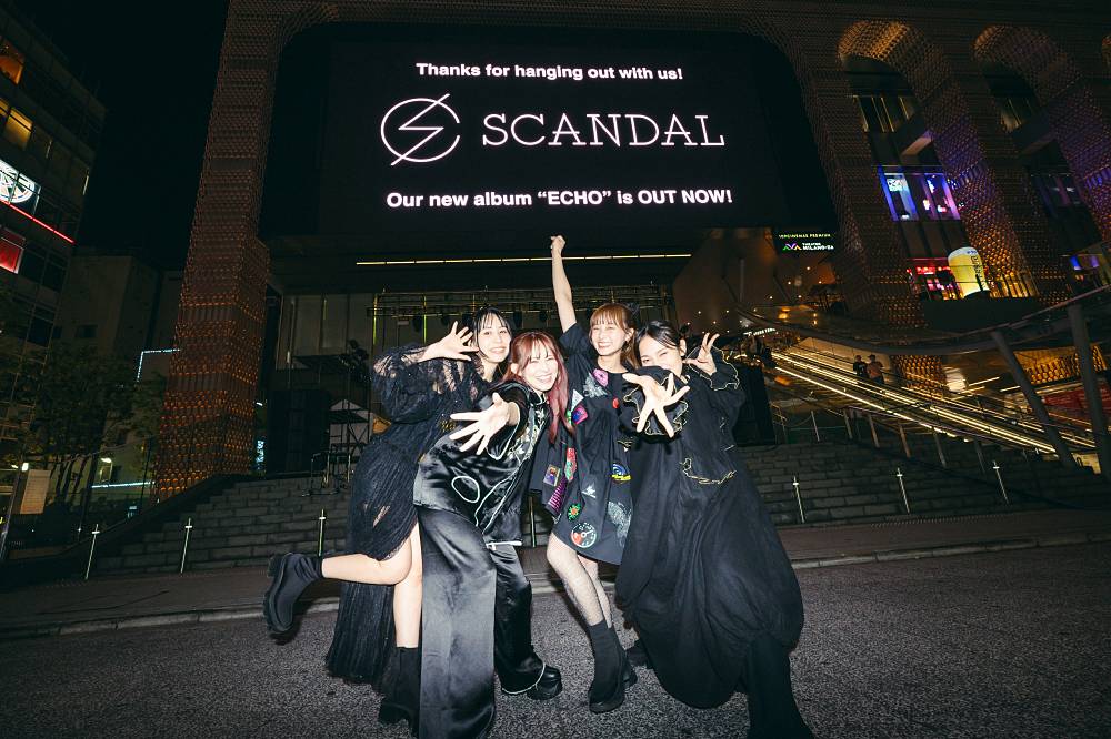 SCANDAL、歌舞伎町に降臨　新アルバム発売記念フリーライブに2500人集結
