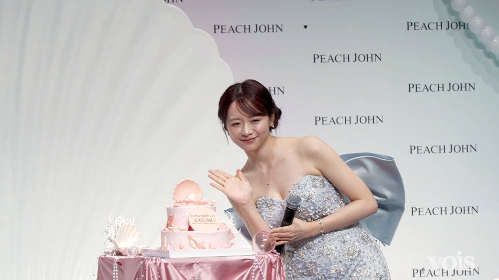 森香澄、美デコルテ輝く人魚姿で貝殻から登場　31歳バースデイをサプライズ祝福