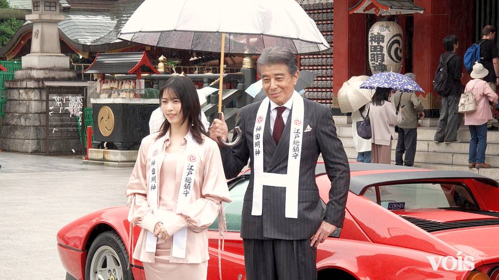 舘ひろし、西野七瀬に紳士対応　報道陣にも気遣い　雨の神田明神で車祓い