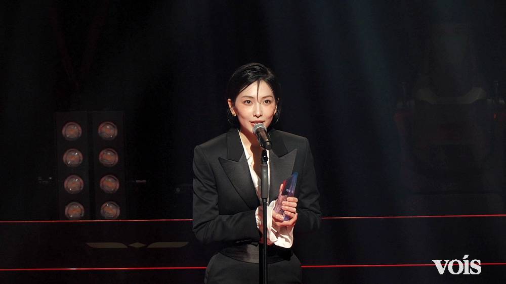 KARA・知英、黒のパンツルックで授賞式　アジア賞「懸け橋のような存在に」