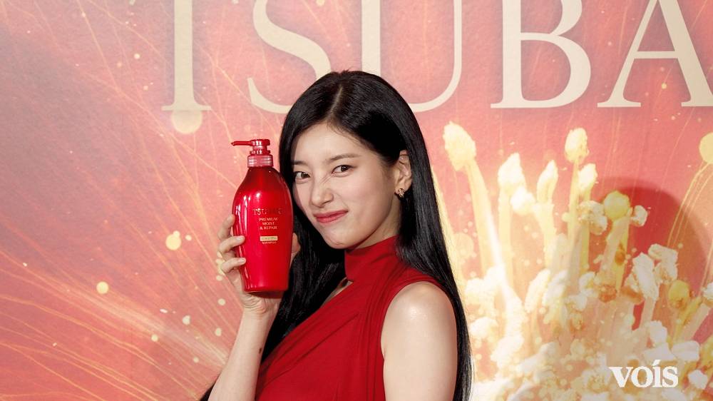 SUZY（ペ・スジ）来日、美しい艶髪を披露　深スリッド入りの真っ赤なドレス姿