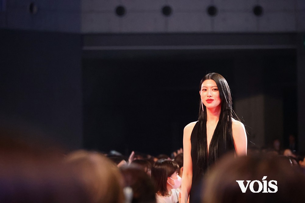 三吉彩花、胸元ざっくり黒ドレス姿で登場　女将軍役に「オファーが来るとは夢にも思っていなかった」