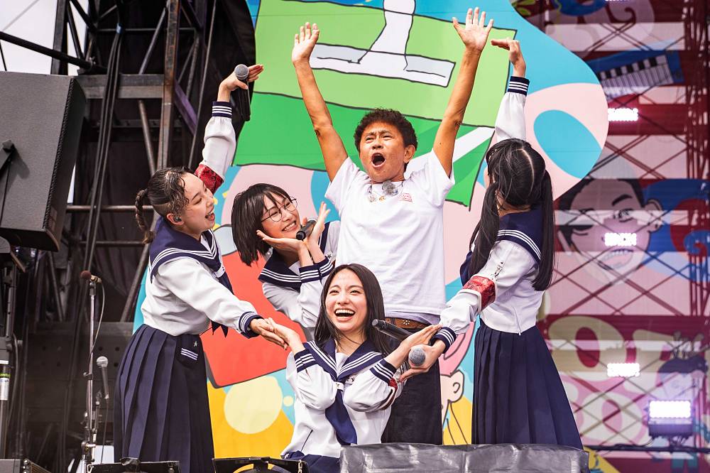新しい学校のリーダーズ「ごぶごぶフェス」に登場　“青春浜田雅功靴下”を履いてパフォ