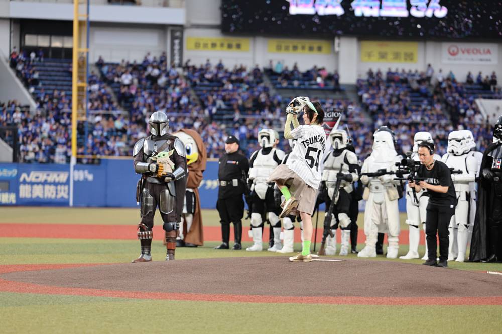 恒松祐里、キュートな“グローグー衣装”で初始球式　ノーバン投球ならずもフォース宿る力投