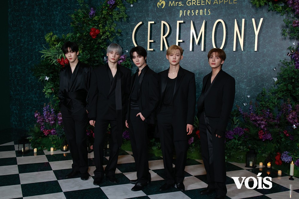 TXT、エレガントな黒スーツで魅了　グリーンカーペットで放った圧倒的オーラ