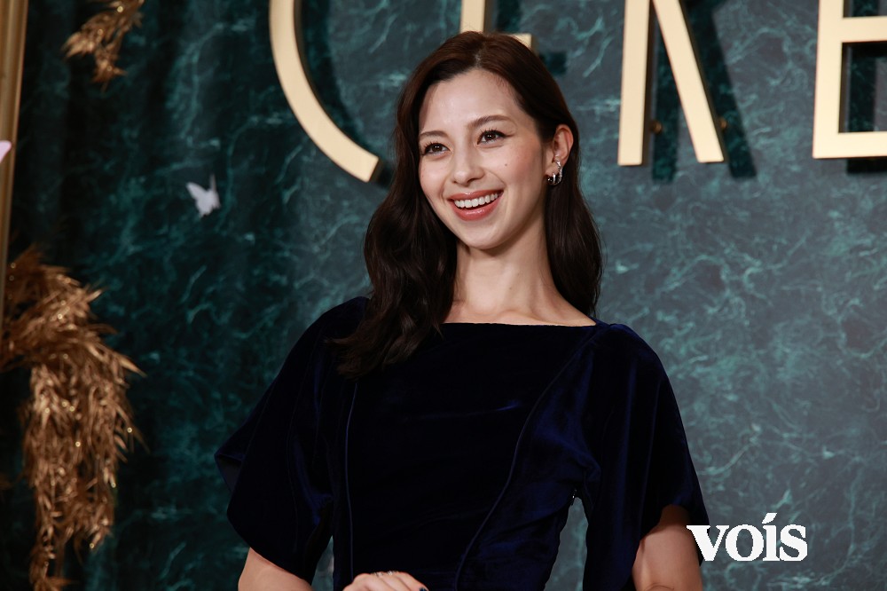 中条あやみ、大人の色気を漂わせる　シックなロングドレス姿でグリーンカーペットに登場