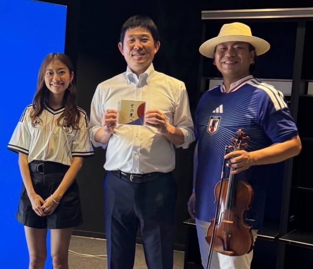 バイオリニスト竜馬、森保監督のためだけに制作　世界に一枚だけのCD「その先へ」を贈呈