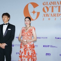 柴咲コウ、鮮やかなマヨリカ柄のドレスで韓国・釜山で開催「グローバル OTT アワード」レカペに登場