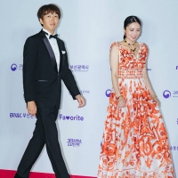 柴咲コウ、鮮やかなマヨリカ柄のドレスで韓国・釜山で開催「グローバル OTT アワード」レカペに登場