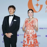 柴咲コウ、鮮やかなマヨリカ柄のドレスで韓国・釜山で開催「グローバル OTT アワード」レカペに登場