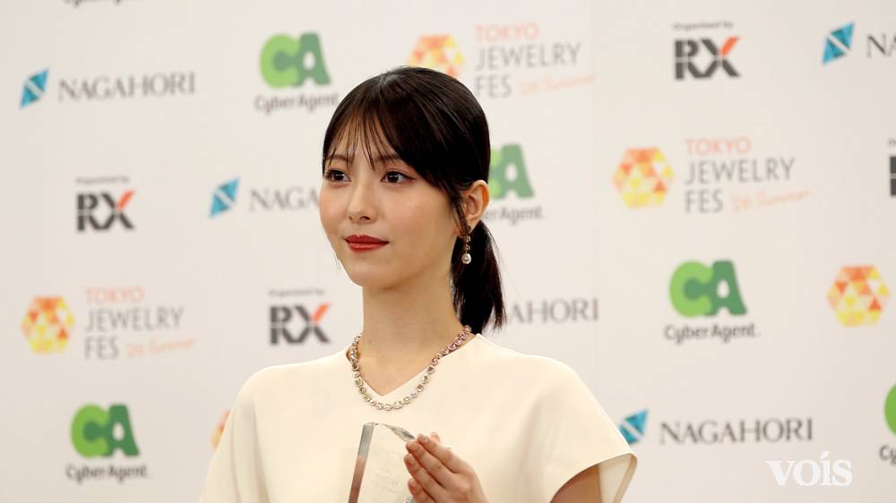 浜辺美波、希少ジュエリーに「ドキドキ」