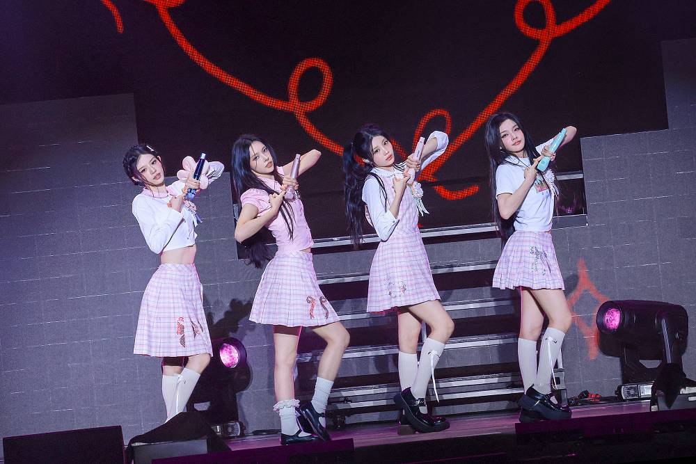ILLIT初のライブツアー日本公演を完走　HANAのJISOO・MOMOKAがサプライズ登場し新曲披露
