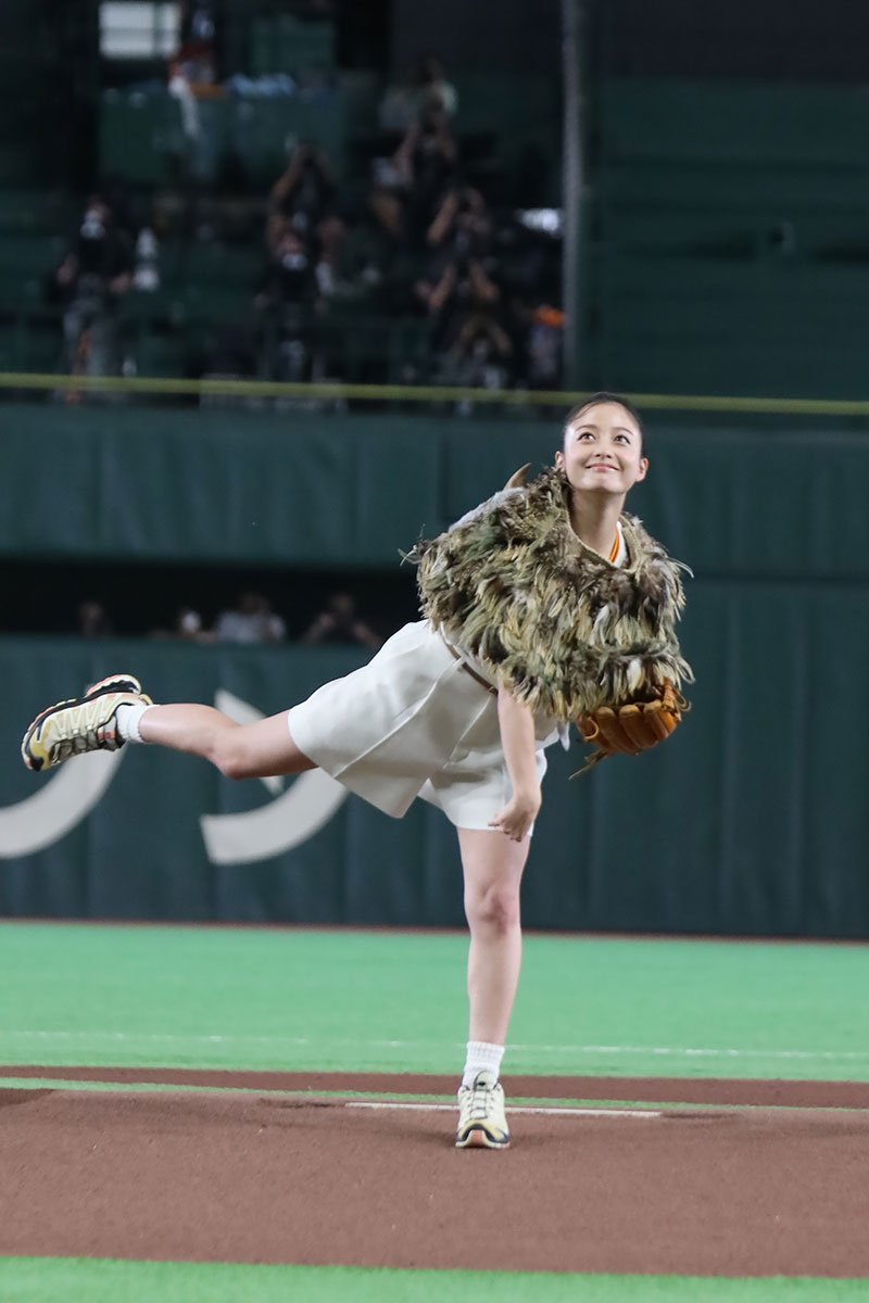 河了貂・橋本環奈、蓑をつけ始球式　ノーバンならずも「いいピッチングができた」