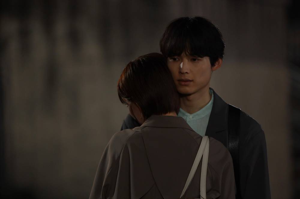 爽太（松村北斗）と麻里子（岡崎紗絵）が急接近：ドラマ『告白－25年目の秘密－』第５話