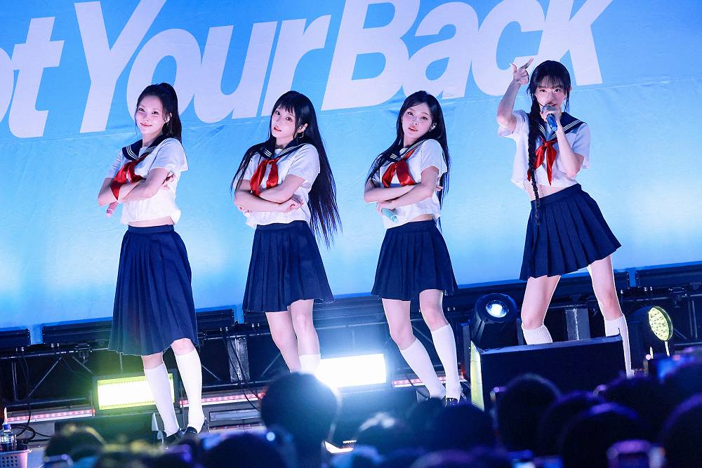 ILLIT、清涼感あふれるセーラー服姿で登場　グループ初のフリー観覧ミニライブに約１万人が集結　