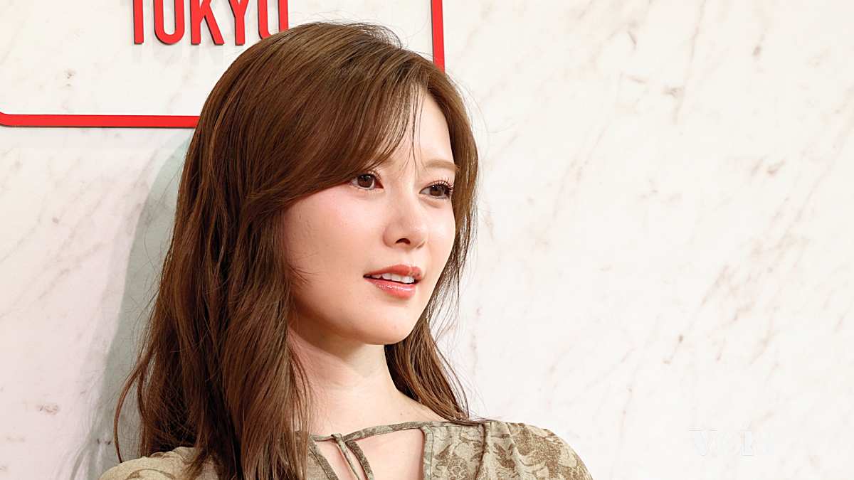 白石麻衣、今秋は狩りに出る？　アンティークゴールドの衣装で美しさ輝き放つ