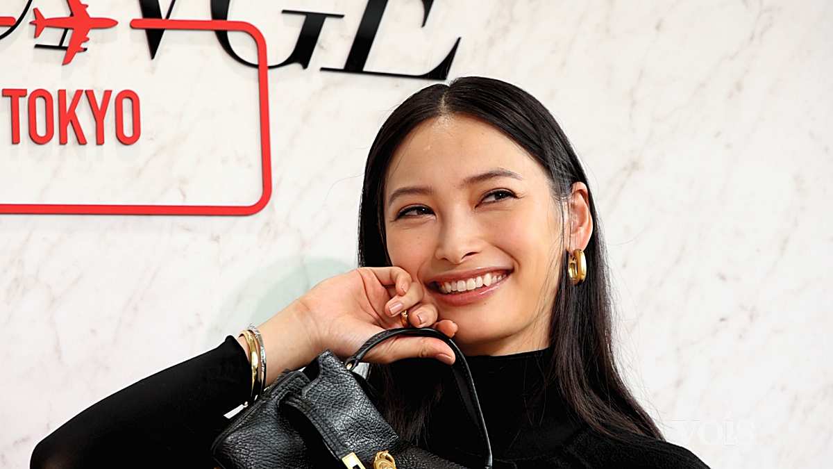 大政絢、今秋は１歳の息子と　大人の美しさ　シックな黒ワントーンコーデで美脚チラリ