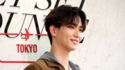 野村康太、旅先では自由人　甘いマスクでデニム着こなす　上品カジュアル秋コーデ