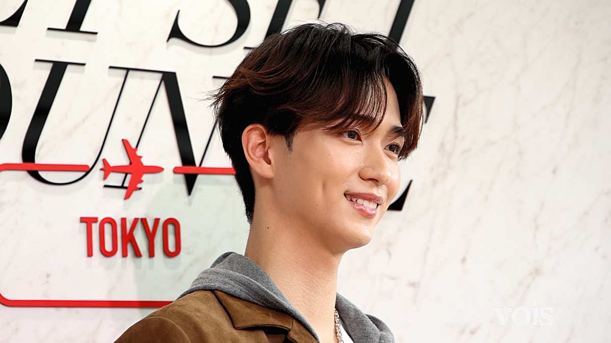 野村康太、旅先では自由人　甘いマスクでデニム着こなす　上品カジュアル秋コーデ