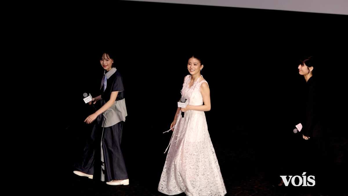 出口夏希、透明感溢れるレースのドレス姿　観客に声をかけられるも聞き間違え照れる