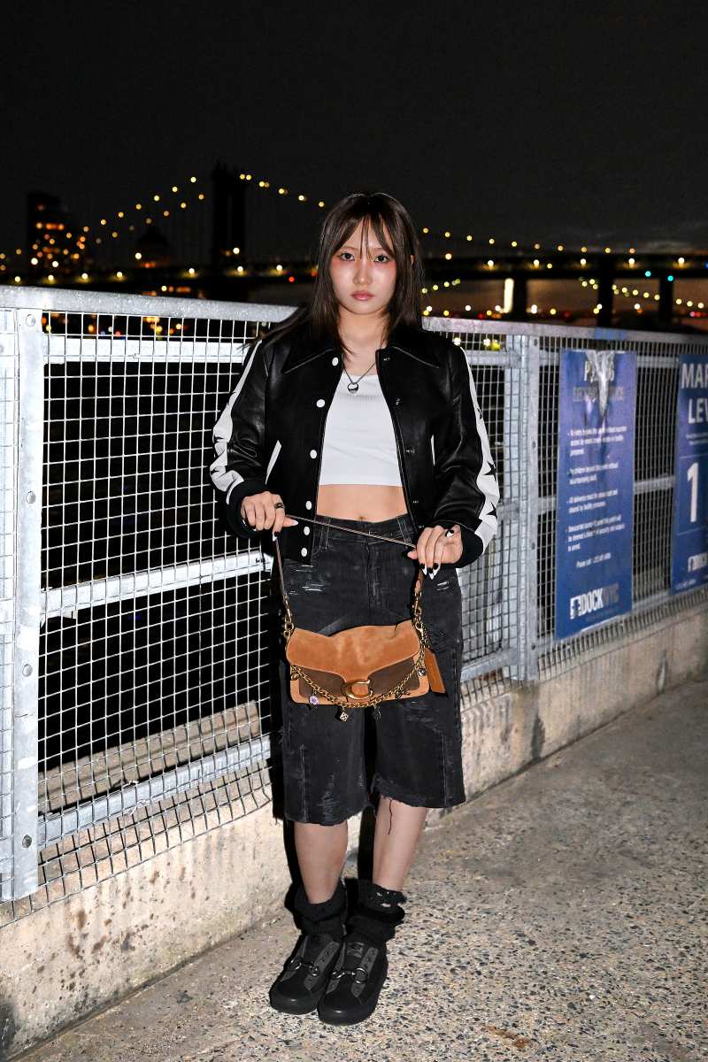 幾⽥りら、美ウエストちら見せ　アメリカンクラシックスタイルの装い　「COACH」ショー鑑賞