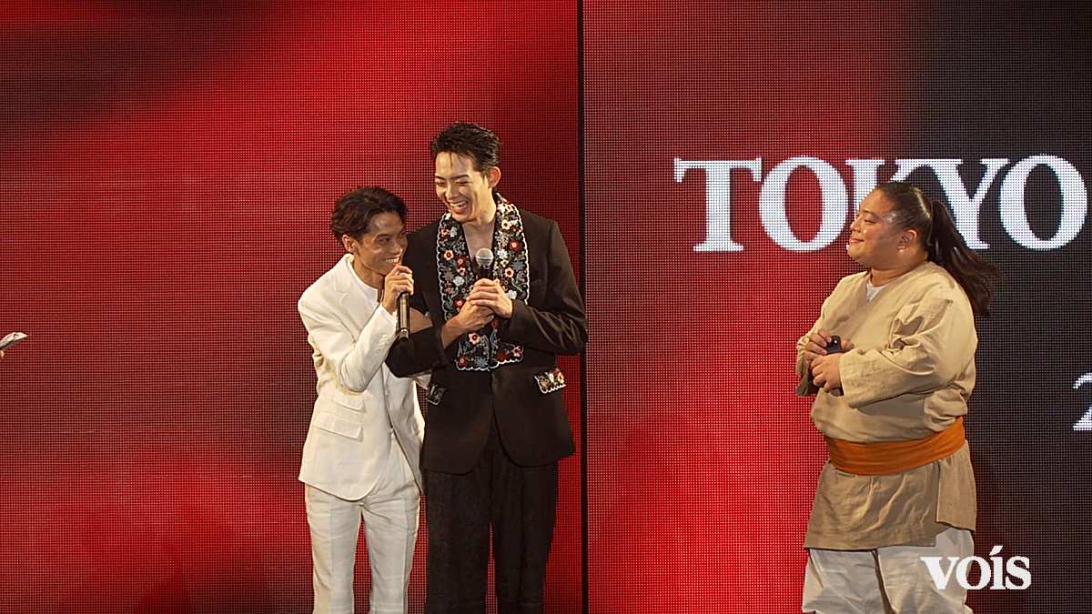 『VIVANT』”新庄”竜星涼が”チョッキー”オームと腕組みランウェイ！「無事生き返ってきましたぁ！」