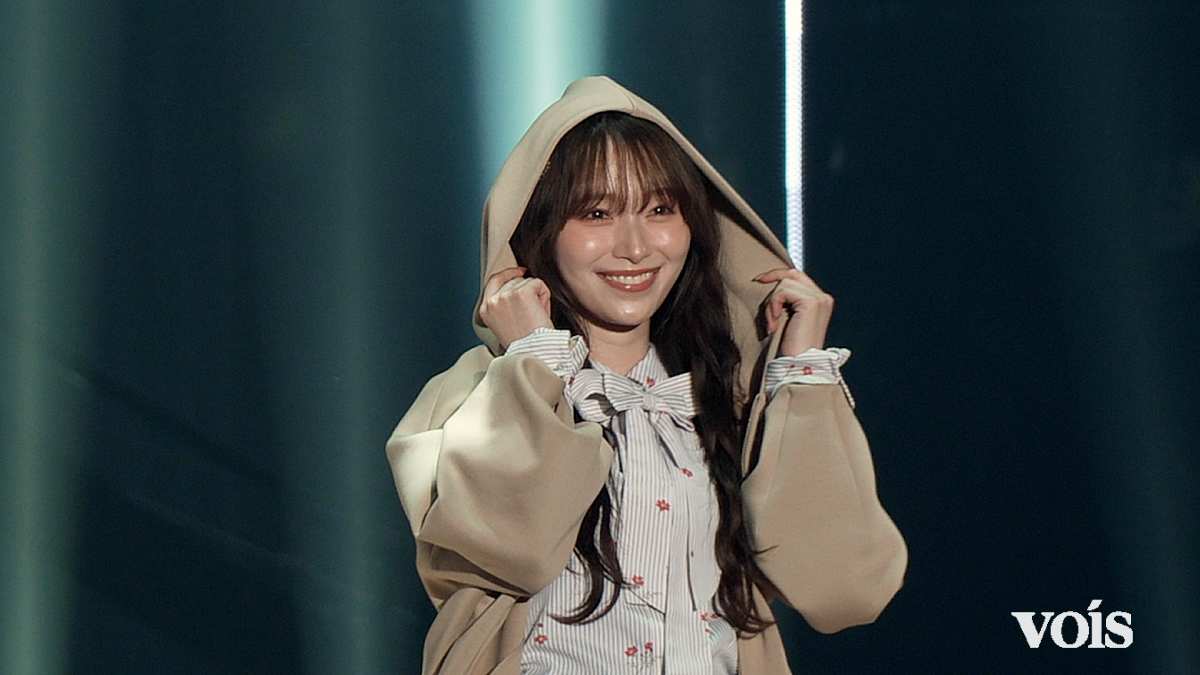 櫻坂46守屋麗奈、フードかぶりキュートさマックス　美脚際立つプリーツスカート