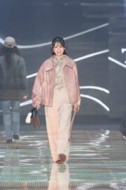 AKB48伊藤百花、大人フェミニンなルック