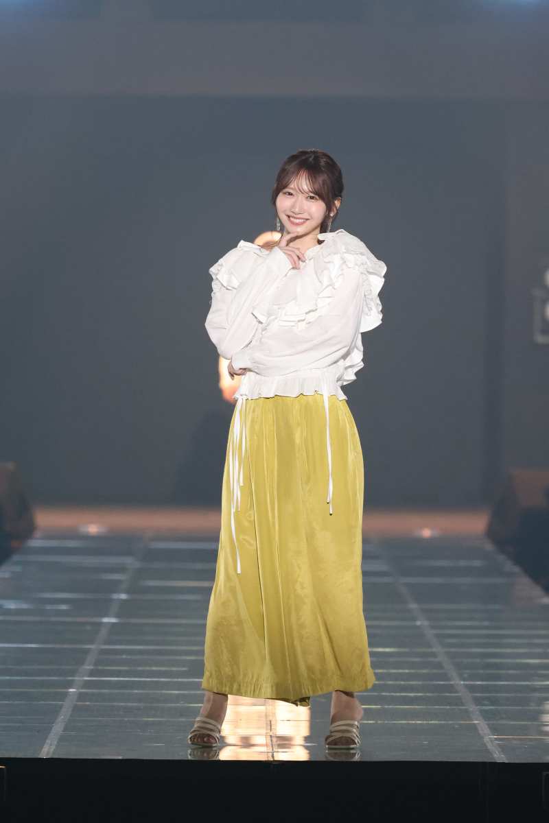 日向坂46藤嶌果歩、金木犀カラーのフレアスカートでエレガントに　弾けるような笑顔も