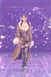 めるる、グラマラスなY2K