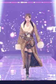 めるる、グラマラスなY2K