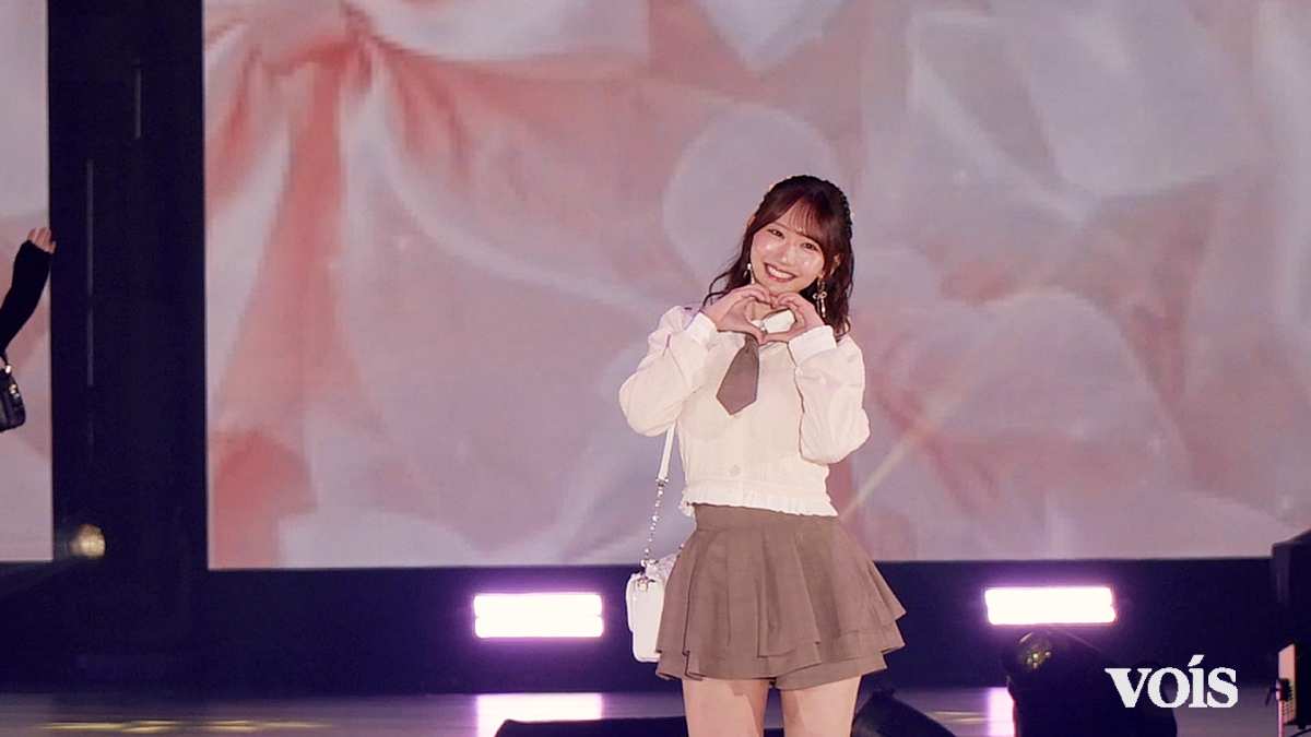 日向坂46藤嶌果歩、際立つ美脚　ネクタイブラウス×ミニスカ　甘めプレッピーY2Kルック