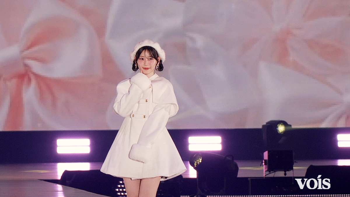 櫻坂46山下瞳月、美脚見せ　ケープコート×白ファー帽　透明感放つピュアホワイトルック
