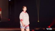 めるる「GUESS」ミニスカ美脚見せ
